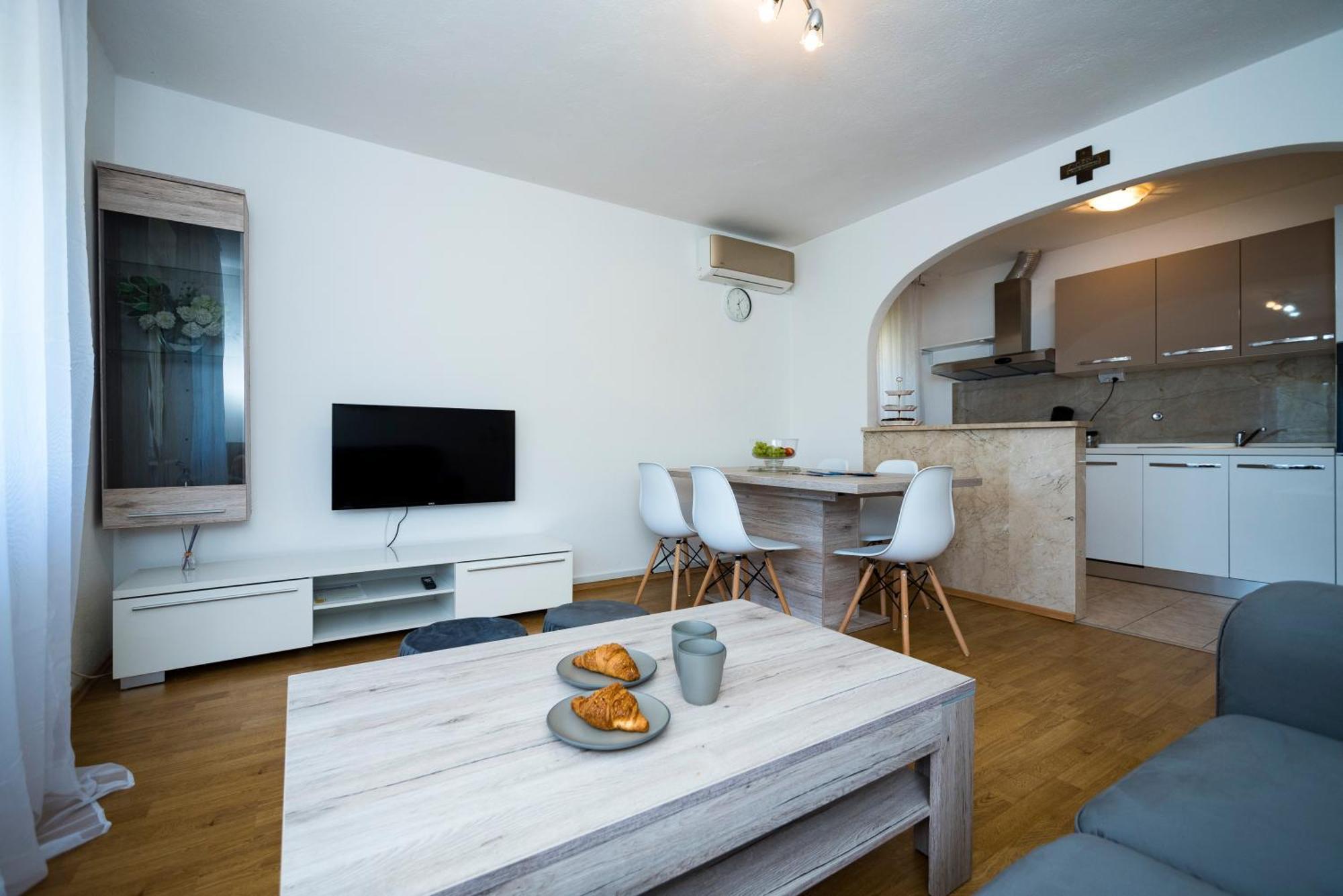 M&M Pelivan Apartments Solin Buitenkant foto